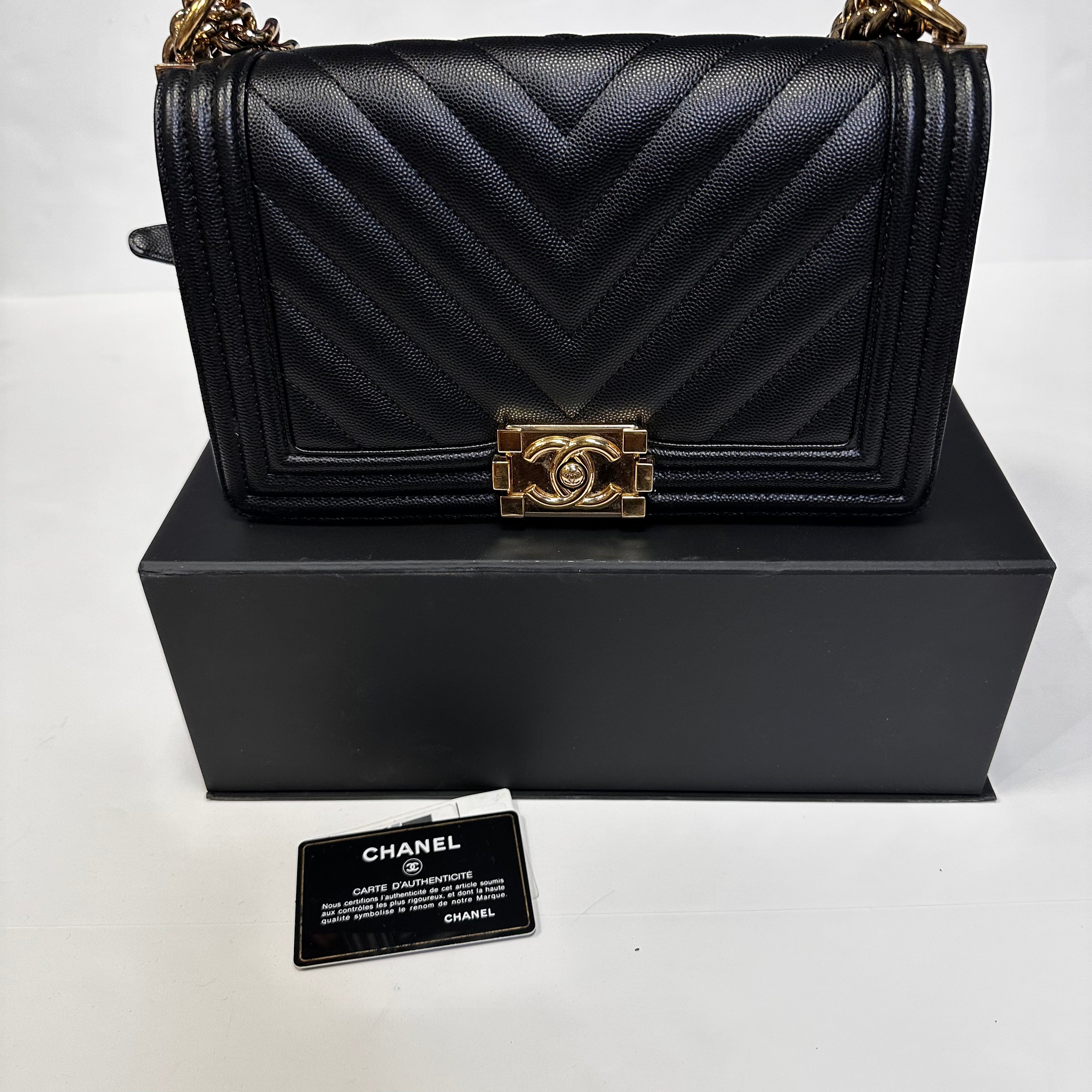 Caviar Chevron Quilted Medium Boy Flap Black