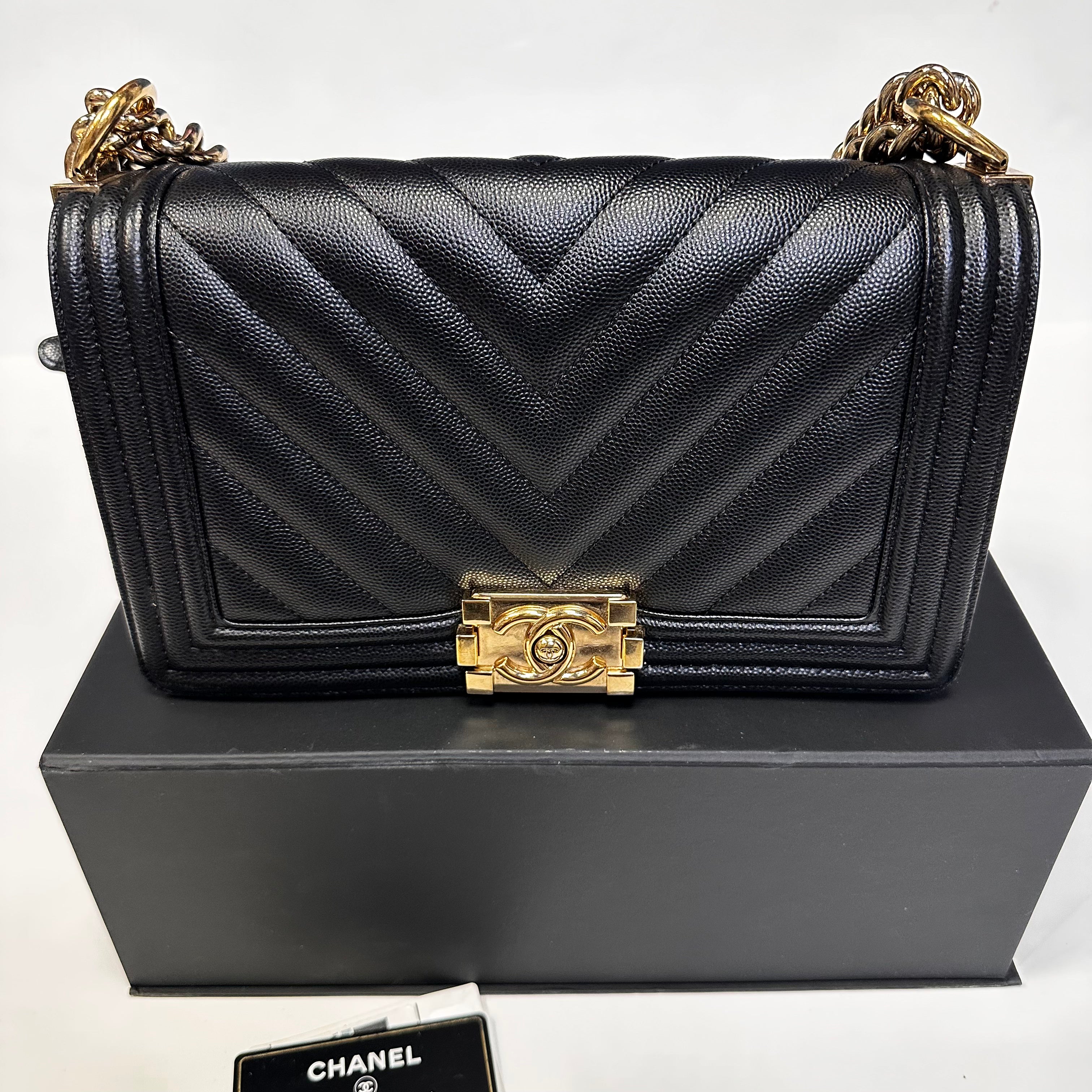 Caviar Chevron Quilted Medium Boy Flap Black